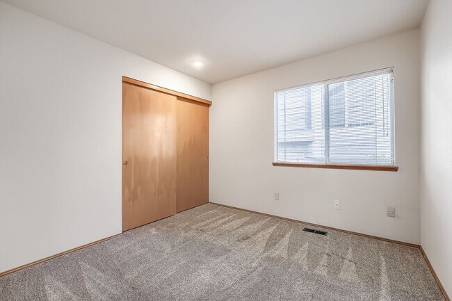 Building Photo - Well-Equipped 3 Bed 2 Bath Renton Home w/ 2-Car Attached Garage!
