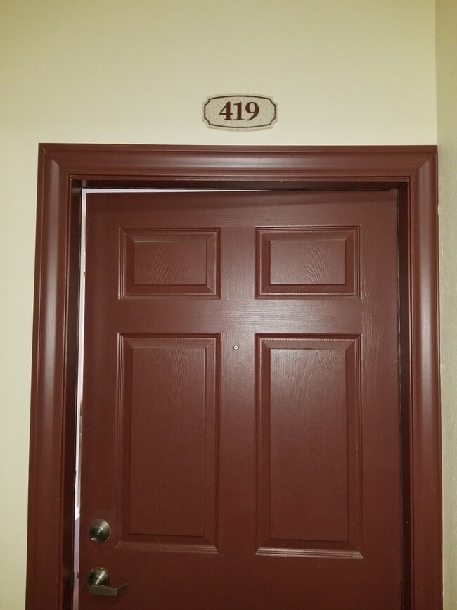 Building Photo - Studio unit in Downtown with free water an...
