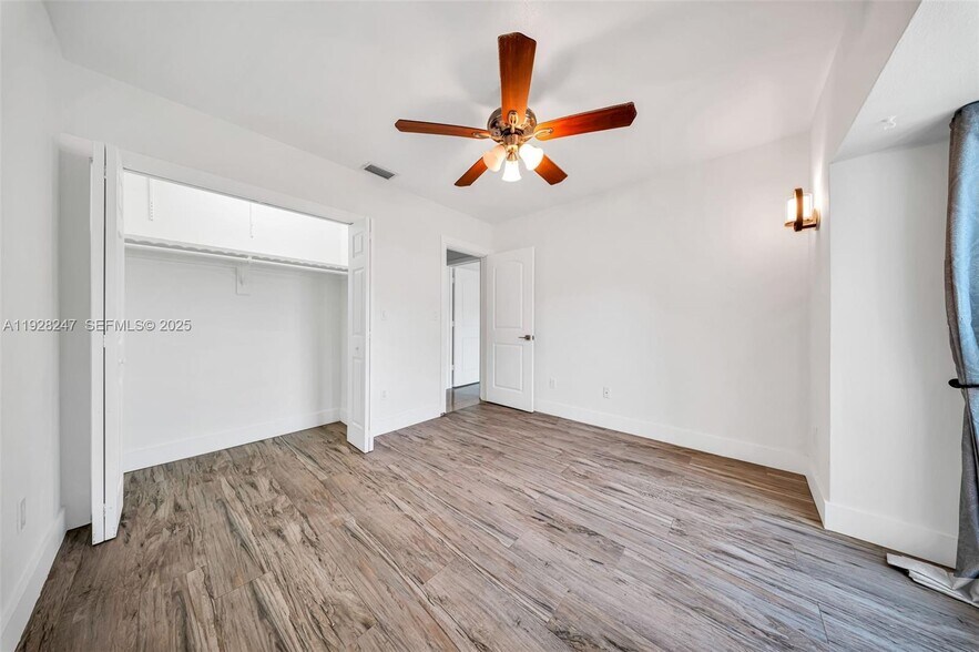 Building Photo - 7417 Twin Sabal Dr