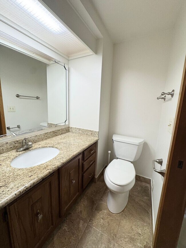 Building Photo - Spacious condo with 2 parking spaces included