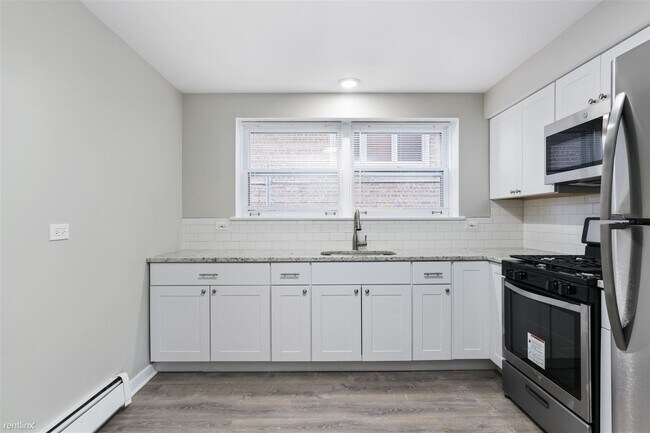 Building Photo - 3 br, 1 bath Triplex - 5358 South Narragan...