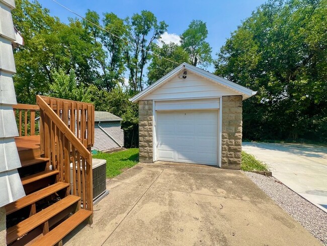 Building Photo - Spacious Clifton Home for Summer!