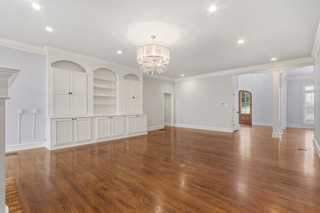 Building Photo - 1574 Whitmar Pl S