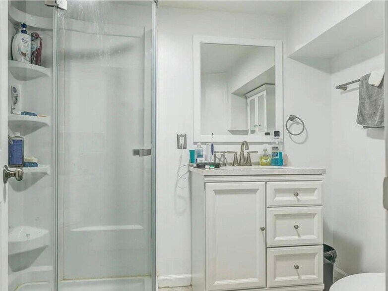 Building Photo - 6415 Cates Ave