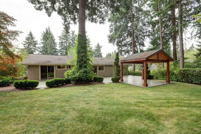 Building Photo - Welcome Home to Your Beautiful Oasis in En...
