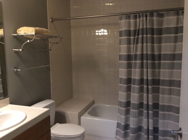 Bathroom & Tub/Shower - 530 K St