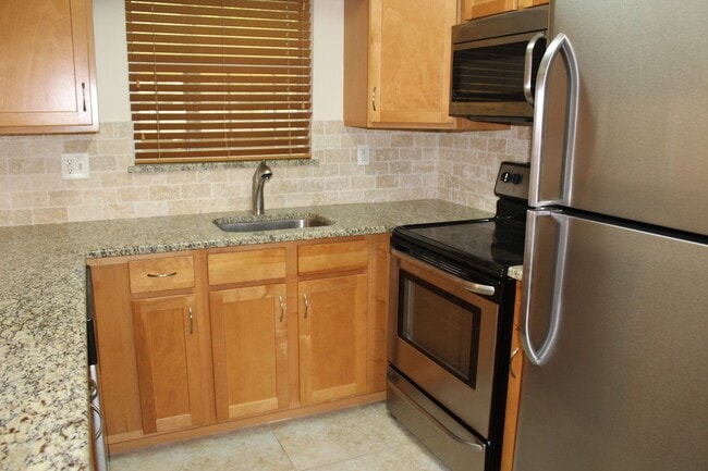 Building Photo - Half duplex close to the beach!