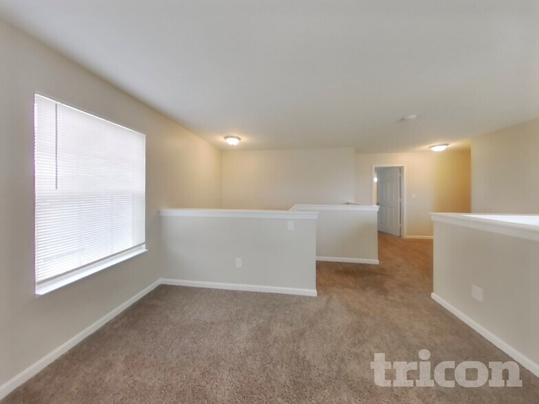 Building Photo - 749 Mozart Dr