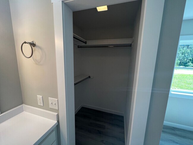 Building Photo - Remodeled 3 bedroom/2 bathroom home with d...