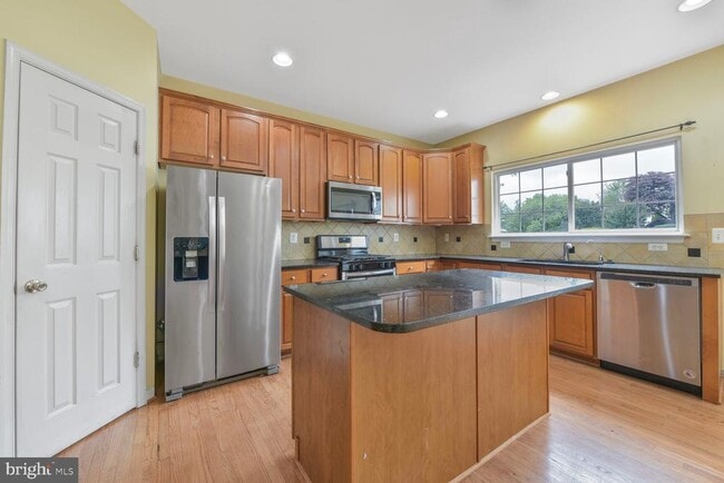 Building Photo - 730 Emerald Hill Dr NE