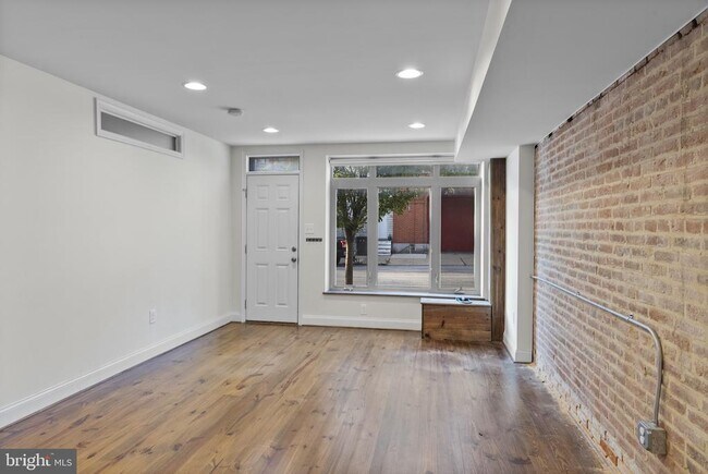 Building Photo - 402 E Fort Ave