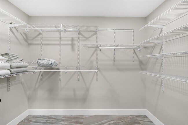 Building Photo - 2730 SE 7th Pl