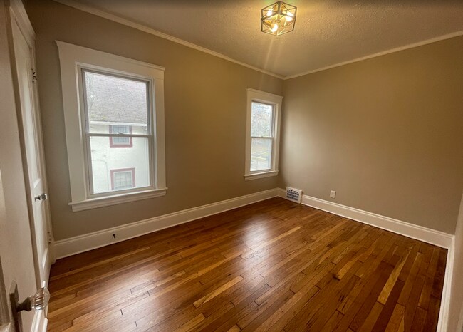 Building Photo - 3235-3257 Oak Rd