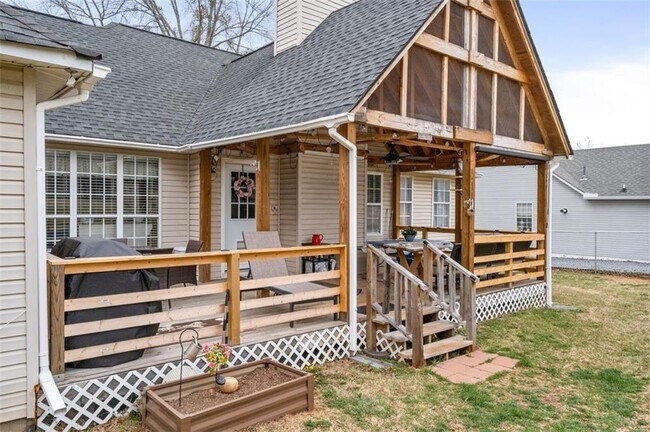 Building Photo - 22 Valley Creek Dr SW