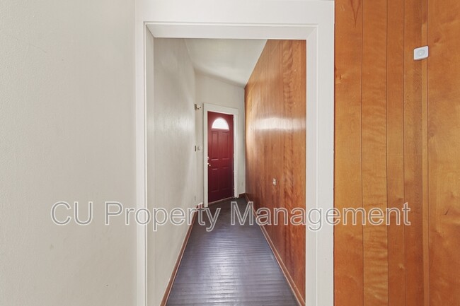 Building Photo - 704 S Vine St