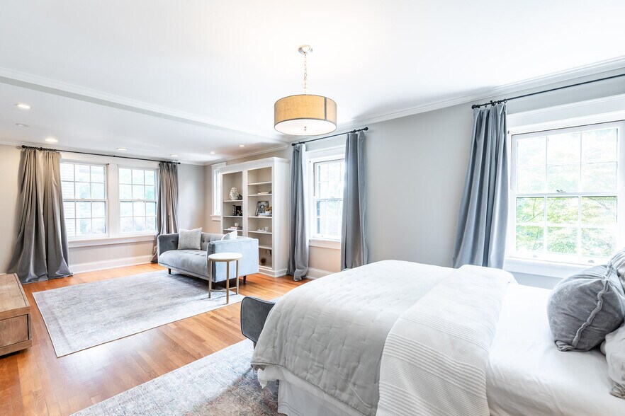 2nd suite with built-in cabinets. - 4061 Beechwood Ave
