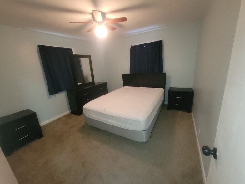 Building Photo - 810 Seymour Rd