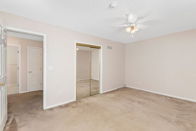 Building Photo - Renovated Spacious Townhomes