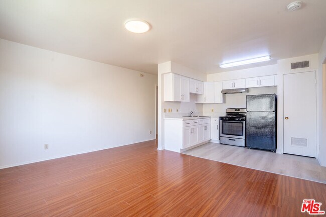 Building Photo - 820 S St Andrews Pl