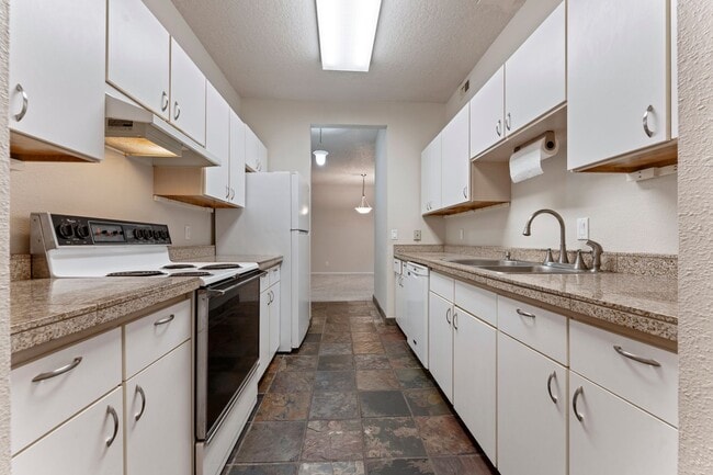 Building Photo - 3-bedroom 2 bath condo with a balcony in s...