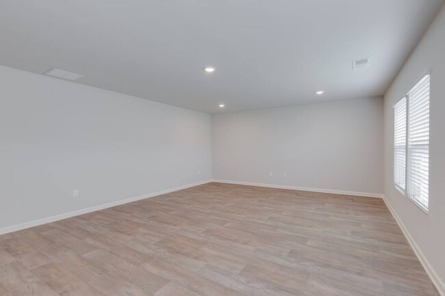 Building Photo - Spacious 5-Bedroom, 3-Bath Home in Prime F...