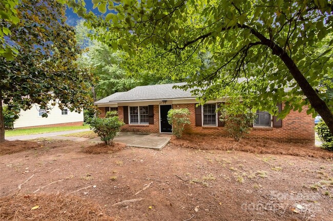 Building Photo - 4713 Belle Plaine Dr