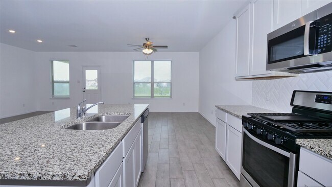 Building Photo - 5735 Aurora Grns Ln