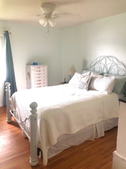 master bedroom - 13101 Harbor Ln