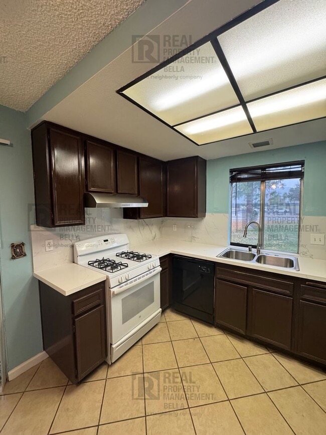 Building Photo - 55+ COMMUNITY- Charming 2-Bed, 2-Bath Home in Desirable 55+ Sunrise Community