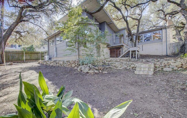 Building Photo - 2400 Spring Creek Dr