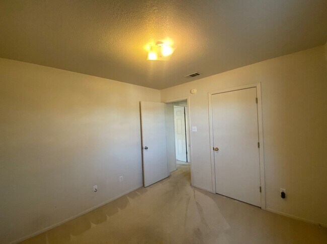 Building Photo - 3bd/2ba Single-Family Home on Amethyst Dr!