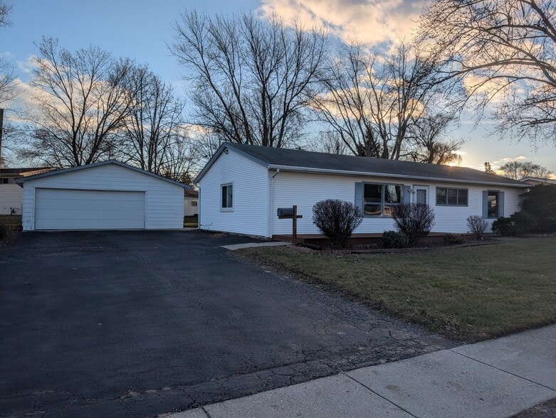 Two plus car garage - 18531 W Judy Dr