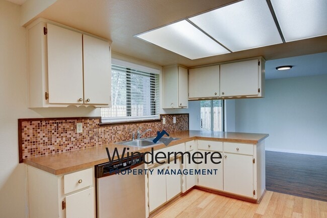 Building Photo - 3-bedroom, 2.5-bathroom With Private Beach Access