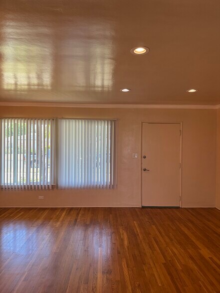 Living room - 2519 N Lincoln St