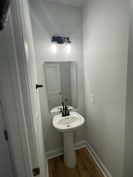 Building Photo - 704 Sutherland Ct