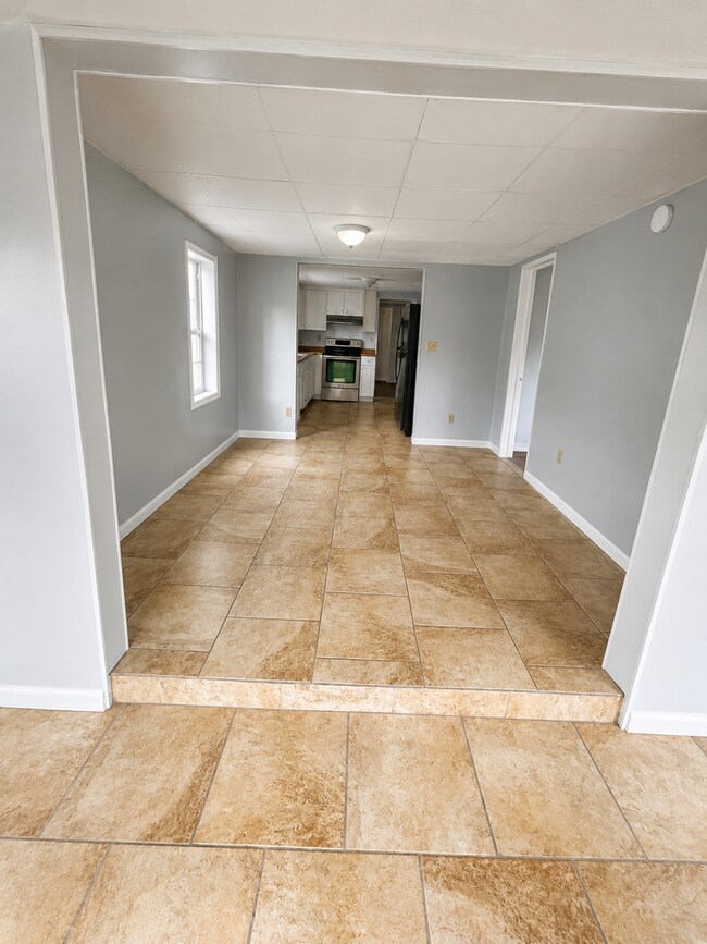 Building Photo - Cute 2BR/2BA HUGE ENCLOSED PORCH, Next to Stewart Middle, Tile Floors!