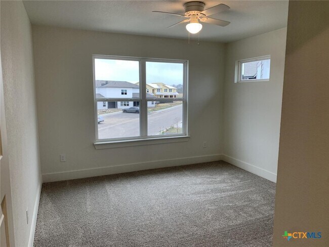 Building Photo - 1862 Royal Loop