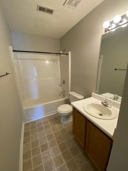 Building Photo - 7 Woodlea Ridge Ct
