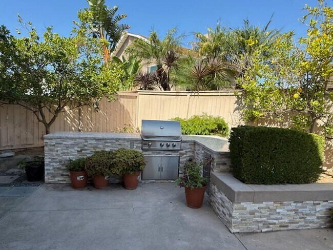 Building Photo - Fully Furnished 5 bedroom home