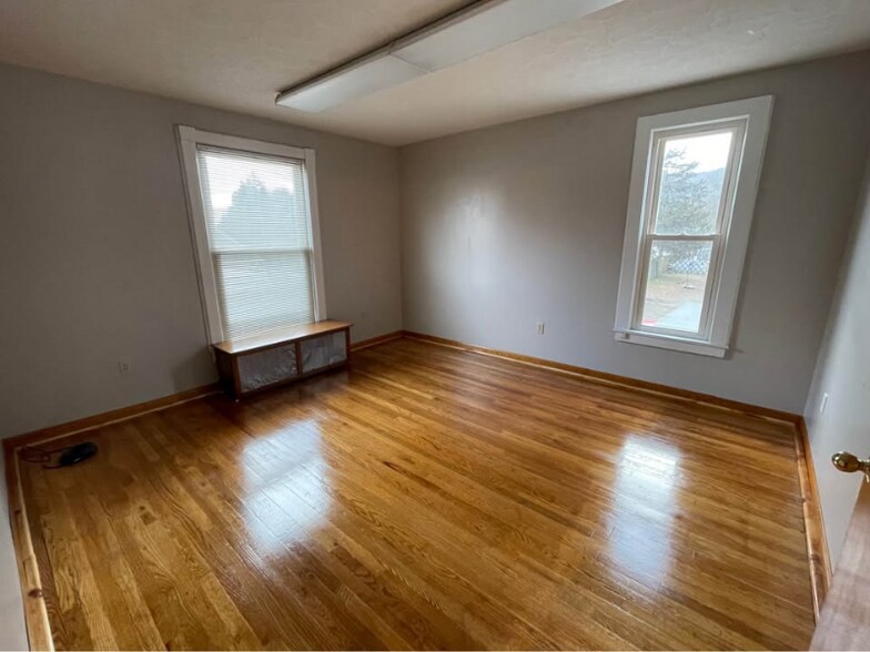 Building Photo - 307 N Main St