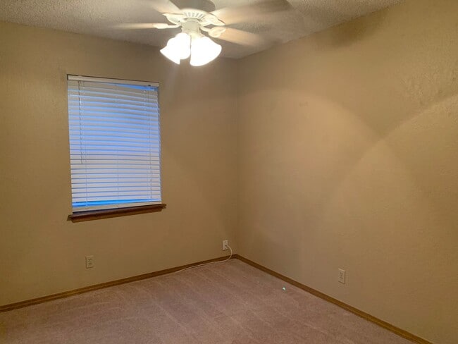 Building Photo - Well Maintained Home In Glenpool!