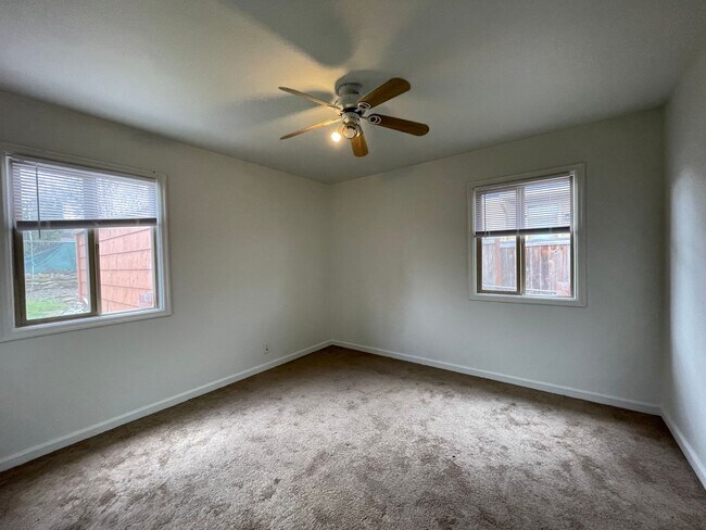 Building Photo - 2Bd 1 Ba Classic NE Portland Home With Fenced Backyard! Washer/Dryer Hookups.