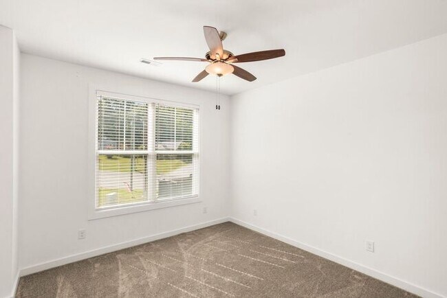 Building Photo - 3 Bed/3 Full Baths! Newer Townhome