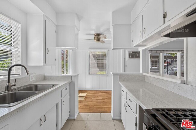 Building Photo - 13553 Moorpark St