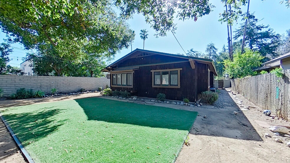 Building Photo - 1915 Las Lunas St