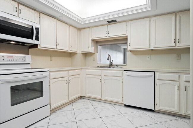 Building Photo - 3200 Port Royale Dr N