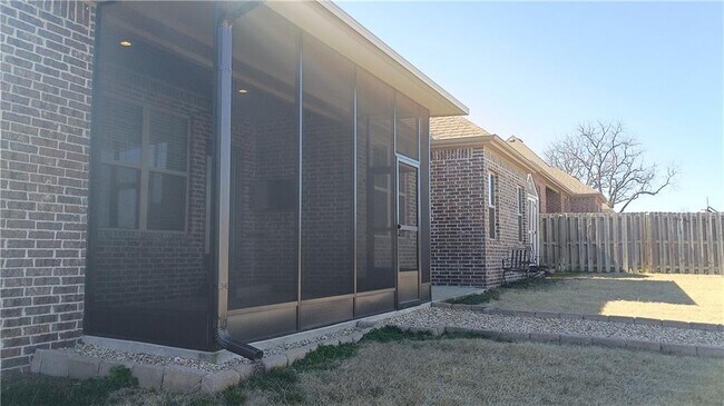 Building Photo - 1610 Sweetbriar Way