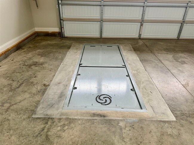 Building Photo - 8728 Stuart Farm Ave