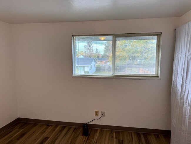 Building Photo - 2 Bedroom Duplex in Southwest Eugene