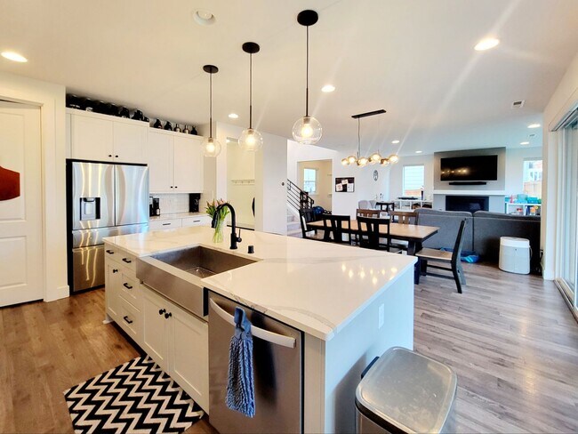 Building Photo - Spacious, Modern and Immaculate 4 bedroom, Convenient Location in Poulsbo